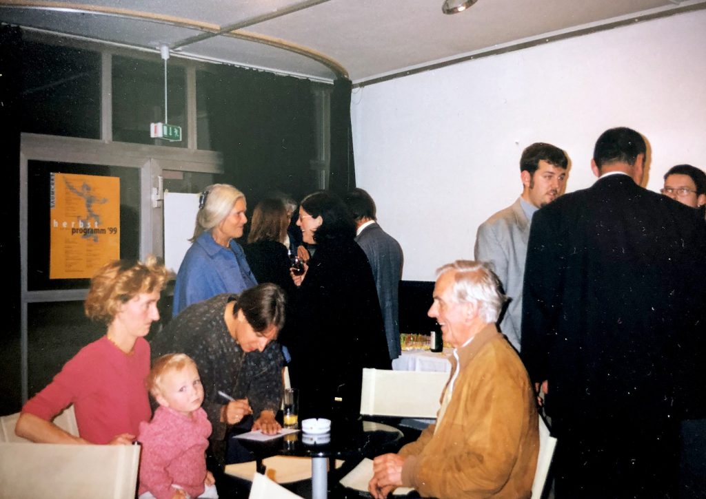 Menschen sind bei der Eröffnung der Ausstellung